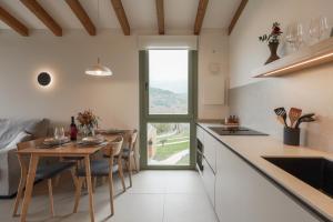 a kitchen and dining room with a table and chairs at Cabañas Ribeira Sacra in Parada del Sil