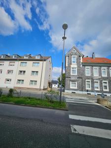 an empty street with two buildings and a street light at Pohl Fewo in Remscheid