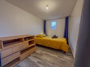 a bedroom with a bed and a dresser and a window at La Rose Urban avec Parking privé et Gare à 2 min in Nogent-le-Rotrou