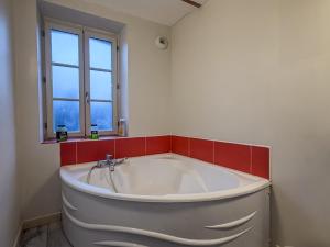 a bath tub in a bathroom with a window at La Rose Urban avec Parking privé et Gare à 2 min in Nogent-le-Rotrou +22 photos
