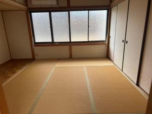 an empty room with a large window and a large floor at 白浜の宿梅 別館 in Shirahama +5 photos