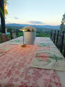 uma mesa com uma toalha sobre ela com vista em Baan norn nub dao pai em Pai mais 68 fotografias