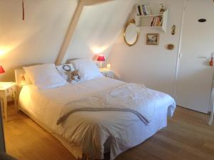 Giường trong phòng chung tại chambre d'hotes le nid du phare avec jacuzzi