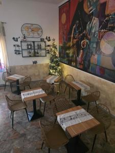ein Restaurant mit Tischen und Stühlen und einem Weihnachtsbaum in der Unterkunft THAT'S LOVE Fiumicino Jazz in Fiumicino
