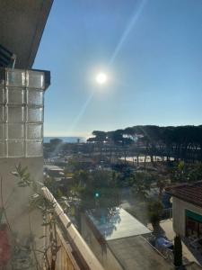 two-room apartment sea view في مارينا دي كارّارا: منظر للمدينة من شرفة