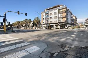 two-room apartment sea view في مارينا دي كارّارا: شارع فاضي فيه إشارة مرور ومبنى