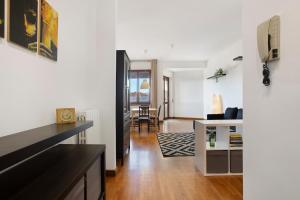 two-room apartment sea view في مارينا دي كارّارا: غرفة معيشة مع مطبخ وغرفة طعام