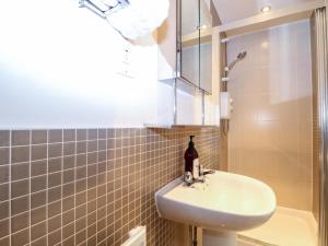 een badkamer met een wastafel en een douche bij Harbour Way in Shoreham-by-Sea +29 foto's