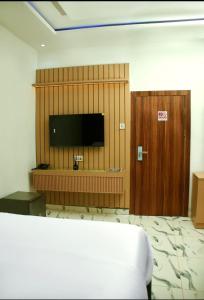 TV a/nebo společenská místnost v ubytování Funfoyer Hotels