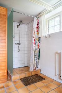 Koupelna v ubytování Lyst og rummeligt kælderværelse