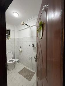 ein Badezimmer mit einem WC und einer Dusche mit Dusche in der Unterkunft Jay Homes - Naivegas Apartments in Naivasha