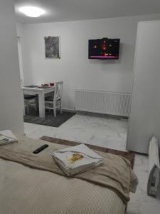 een kamer met een bed met een tafel en een tafel bij Apartmani B&R in Lazarevac