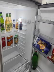 een open koelkast gevuld met veel eten en drinken bij Apartmani B&R in Lazarevac