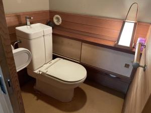 Koupelna v ubytování 伊東駅前ゲストハウス