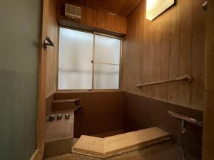 Koupelna v ubytování 伊東駅前ゲストハウス