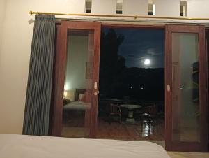 Giường trong phòng chung tại Homestay Gusti +3 ảnh