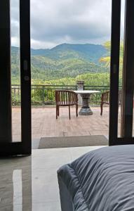 Cảnh núi rừng hoặc tầm nhìn ra núi từ chỗ nghỉ nhà dân