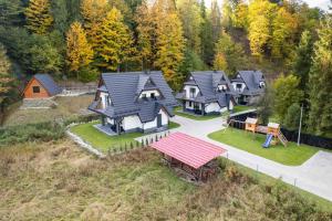 Villach في بوكافينا تترايسكا: إطلالة علوية على منزل في الغابة