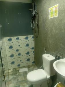 T Bungalow في نوارا إليا: حمام مع دش ومرحاض ومغسلة +31 صورة