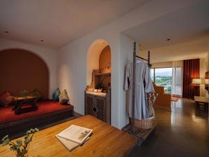 Postel nebo postele na pokoji v ubytování Turpan Rizamat Manor