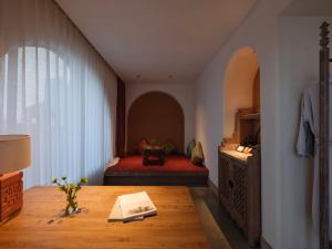 Postel nebo postele na pokoji v ubytování Turpan Rizamat Manor + 98 fotografií