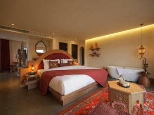 Postel nebo postele na pokoji v ubytování Turpan Rizamat Manor