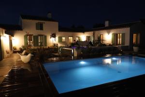 ein Swimmingpool vor einem Haus bei Nacht in der Unterkunft Magnifique villa Piscine Spa Billard in L'Ile d'Yeu