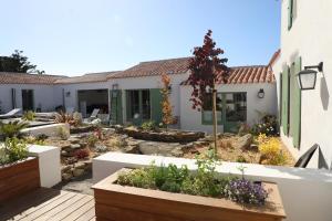 ein Garten im Hinterhof eines Hauses in der Unterkunft Magnifique villa Piscine Spa Billard in L'Ile d'Yeu