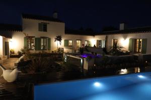 ein Haus in der Nacht mit Pool in der Unterkunft Magnifique villa Piscine Spa Billard in L'Ile d'Yeu + 22 Fotos