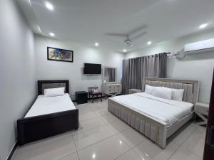 Кровать или кровати в номере Bridge Residency-1, F-6 Islamabad