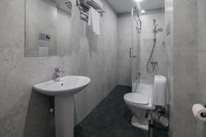 Koupelna v ubytování Scandi Hotel + 32 fotografií