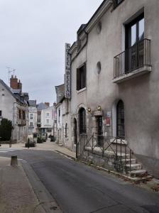 eine leere Straße neben einem alten Gebäude in der Unterkunft Hôtel Du Bellay in Blois + 30 Fotos