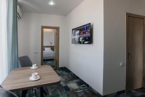 a dining room with a table and a mirror at Scandi Hotel in Oral