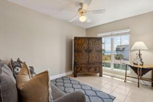 Posezení v ubytování Terraces at Beachside 301 condo