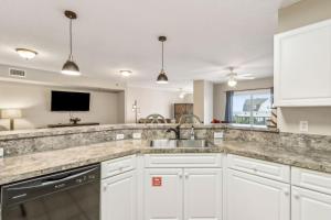 Kuchyň nebo kuchyňský kout v ubytování Terraces at Beachside 301 condo + 34 fotografií