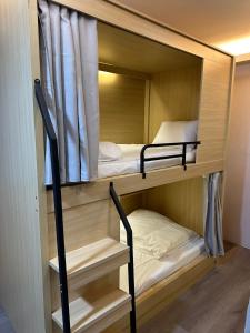 Giường trong phòng chung tại Xingyi Hotel