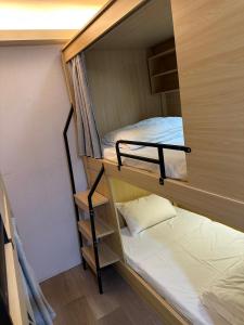 Giường trong phòng chung tại Xingyi Hotel