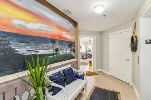 ein Wohnzimmer mit einem großen Gemälde an der Wand in der Unterkunft Fernandina Cay 204 condo in Nassau General Hospital Heliport