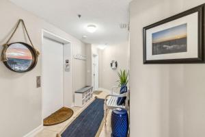 ein Flur mit Spiegel und Tisch und Stühlen in der Unterkunft Fernandina Cay 204 condo in Nassau General Hospital Heliport