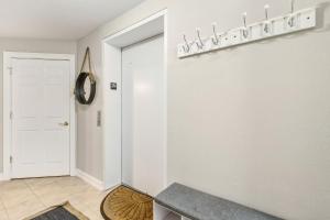 einen Flur mit weißen Wänden und einer weißen Tür in der Unterkunft Fernandina Cay 204 condo in Nassau General Hospital Heliport