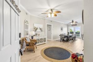 ein Wohnzimmer mit einem Tisch und ein Esszimmer in der Unterkunft Fernandina Cay 204 condo in Nassau General Hospital Heliport