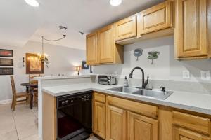 Kuchyň nebo kuchyňský kout v ubytování Terraces at Beachside 302 condo