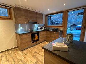 Una cocina o cocineta en Studio Chez Régio à La Tour, Evolène