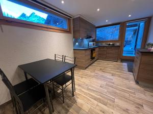 Una cocina o cocineta en Studio Chez Régio à La Tour, Evolène