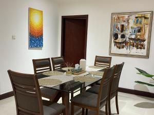 Un comedor con mesa y sillas en Home in Airport Residential- 2 mins from airport, en Accra 9 fotos más