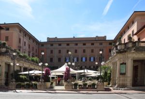 ein Gebäude mit einem Innenhof mit Blumen davor in der Unterkunft Mudi in Montecatini Terme