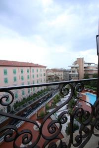 einen Balkon mit Stadtblick in der Unterkunft Mudi in Montecatini Terme