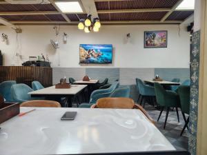 Un restaurante con mesas y sillas en una sala. en Roop Mahal, en Jāmb