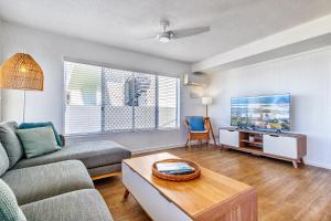 Et tv og/eller underholdning på Grassy Knoll - Panoramic Beach Apartment