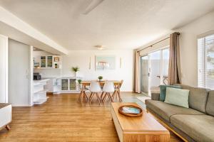 Et opholdsområde på Grassy Knoll - Panoramic Beach Apartment + 7 billeder